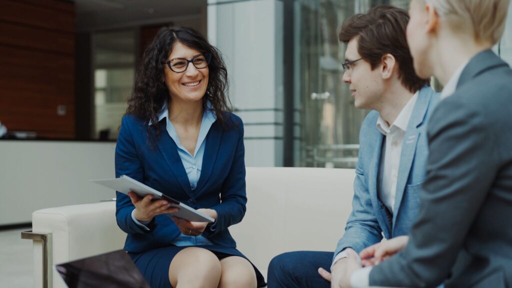 Reunion d'affaires professionnelle dans un bureau moderne