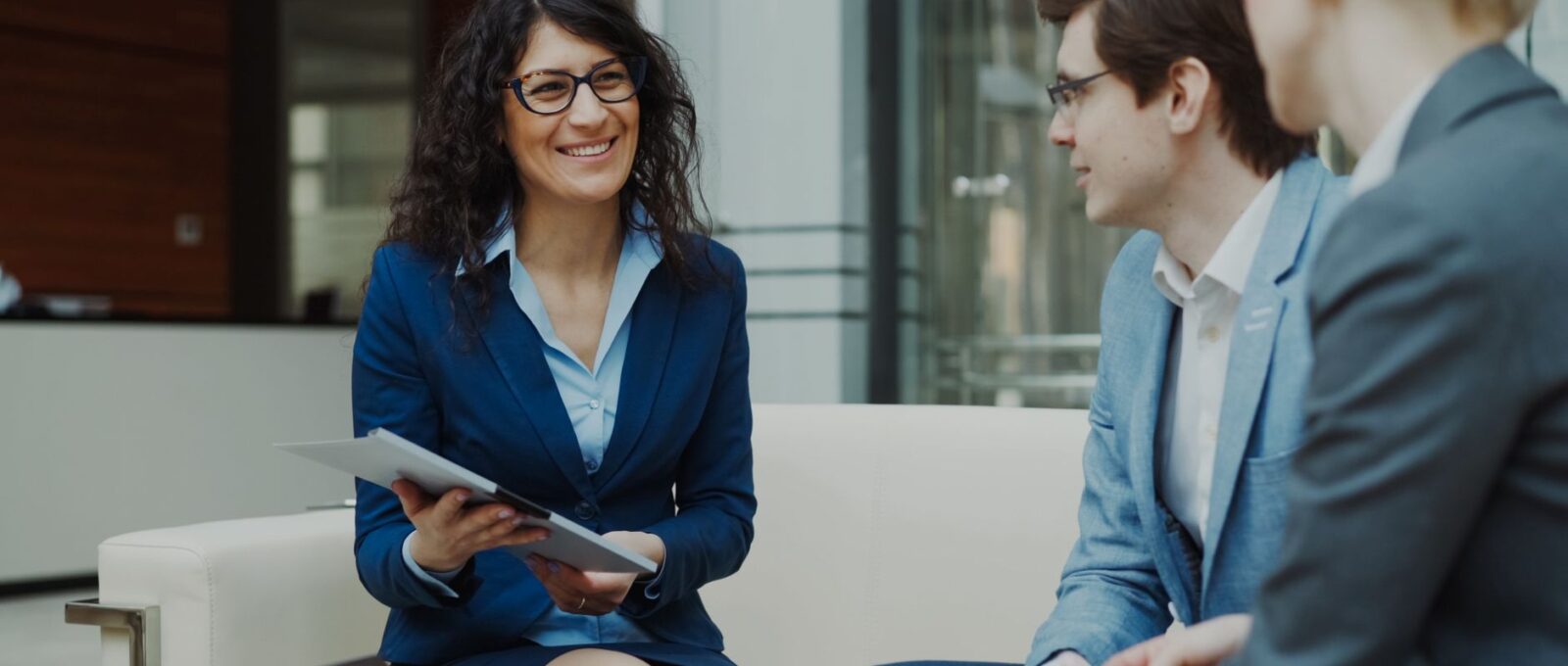 Reunion d'affaires professionnelle dans un bureau moderne