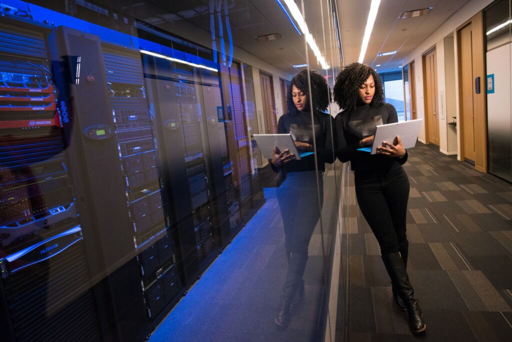 Professionnelle en TI naviguant dans un centre de donnees moderne