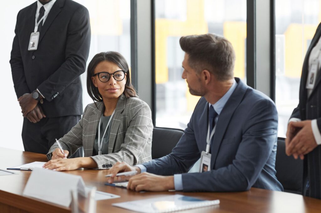Professionnels des TI en réunion dans un édifice gouvernemental moderne