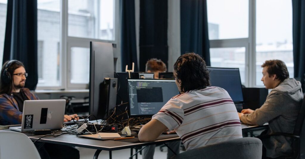Équipe de bureau travaillant à l'ordinateur