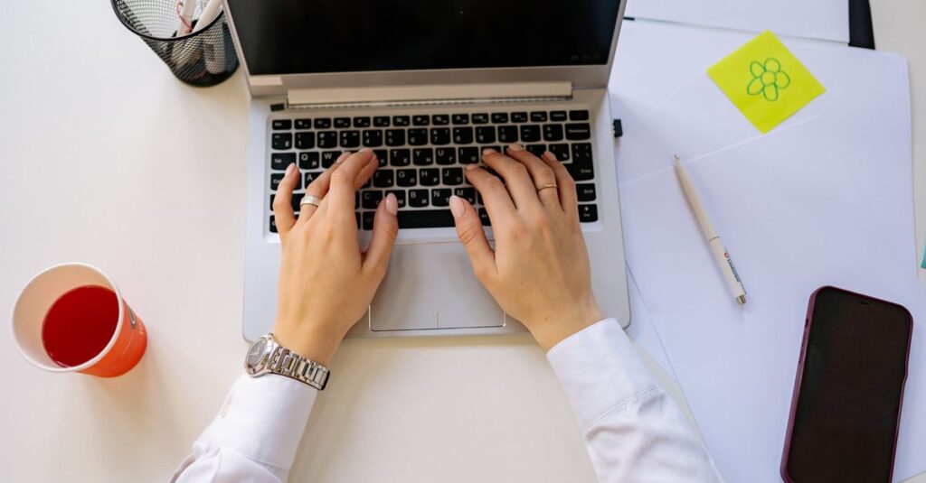 Mains sur un clavier d'ordinateur portable
