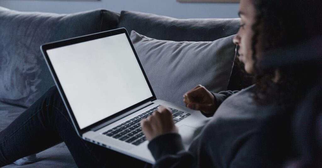 Cliente consultant son dossier en ligne à la maison