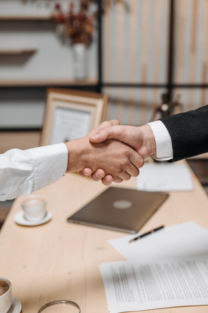 Poignée de main entre un conseiller et son client