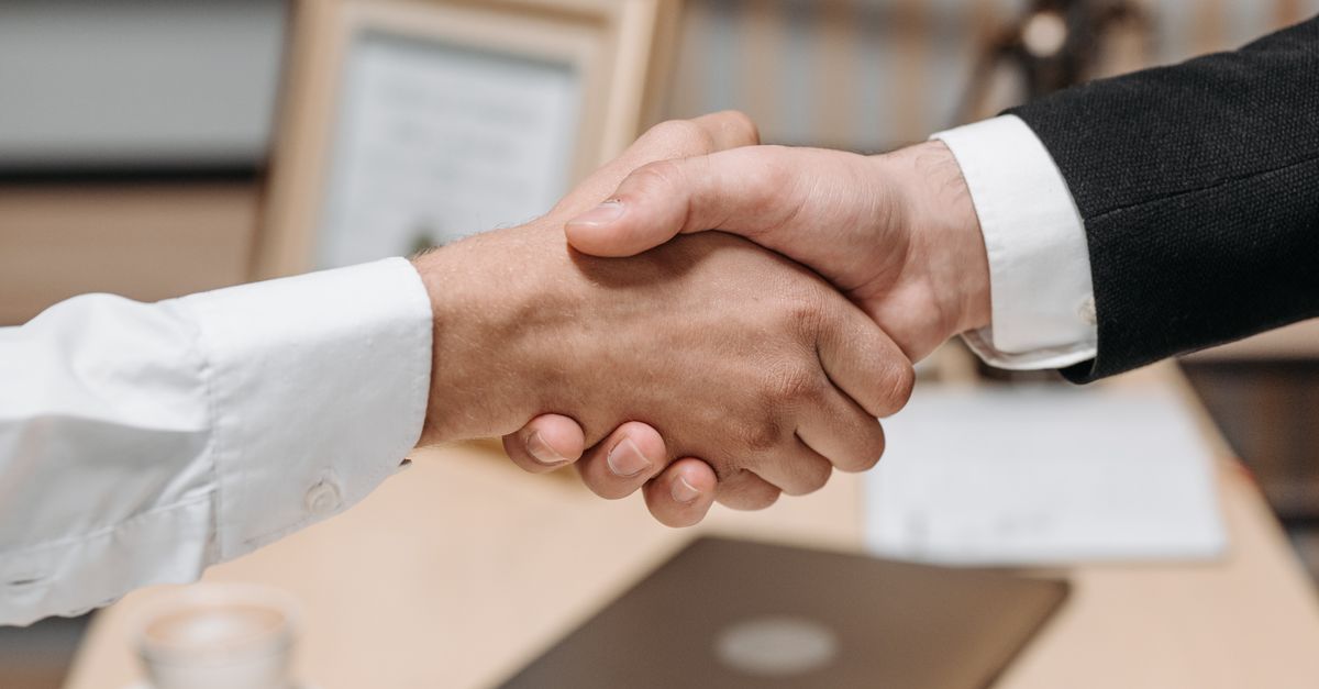 Poignée de main entre un conseiller et son client