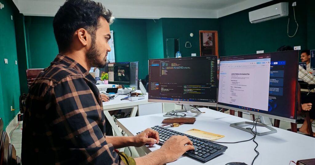 Développeurs au travail dans un bureau moderne