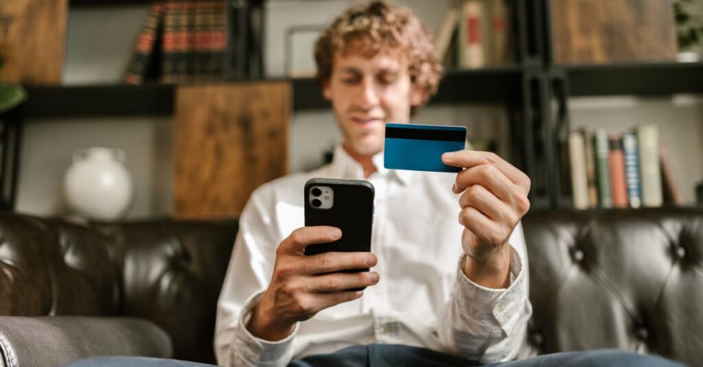 Personne utilisant des services bancaires mobiles