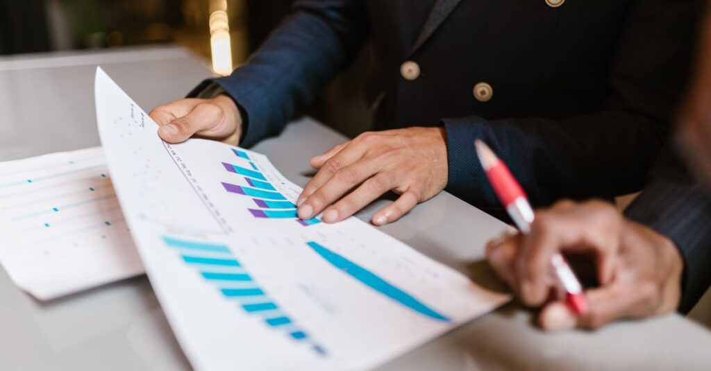 Équipe analysant des tableaux de bord d'affaires