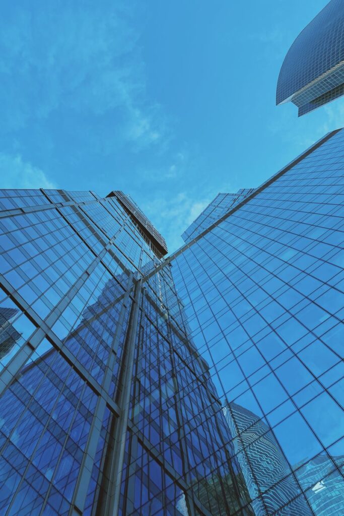 Tours de bureaux vitrées d'un quartier financier