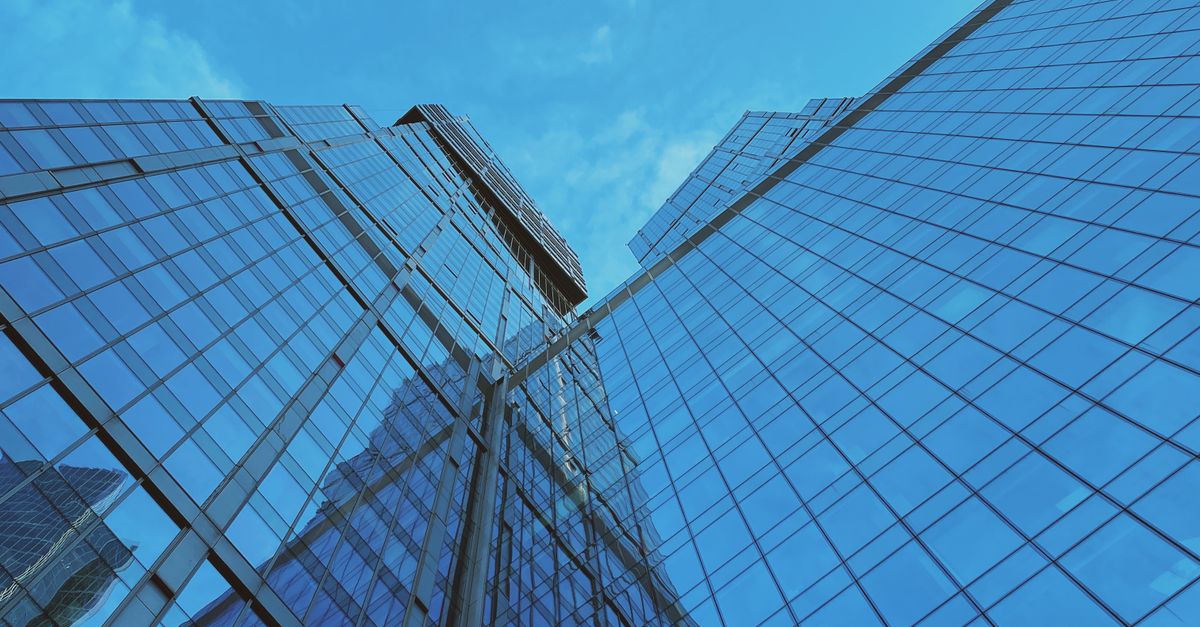 Tours de bureaux vitrées d'un quartier financier