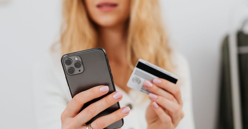 Achat en ligne avec téléphone et carte
