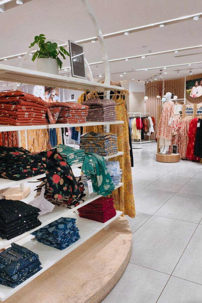 Intérieur lumineux d'un magasin de vêtements