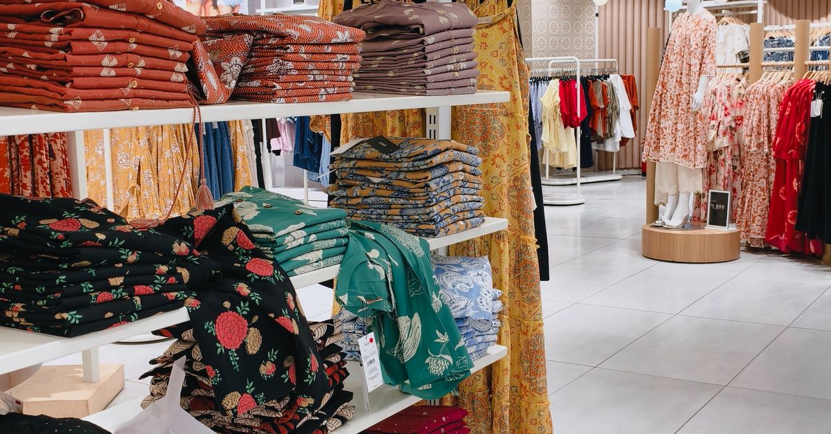 Intérieur lumineux d'un magasin de vêtements