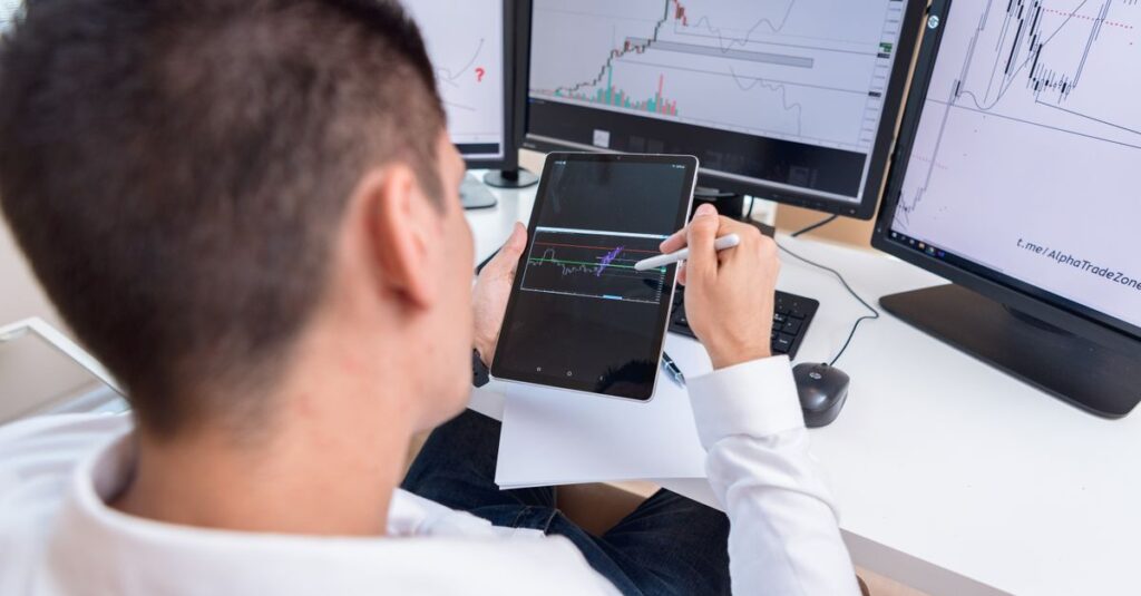 Analyste consultant des graphiques financiers sur tablette
