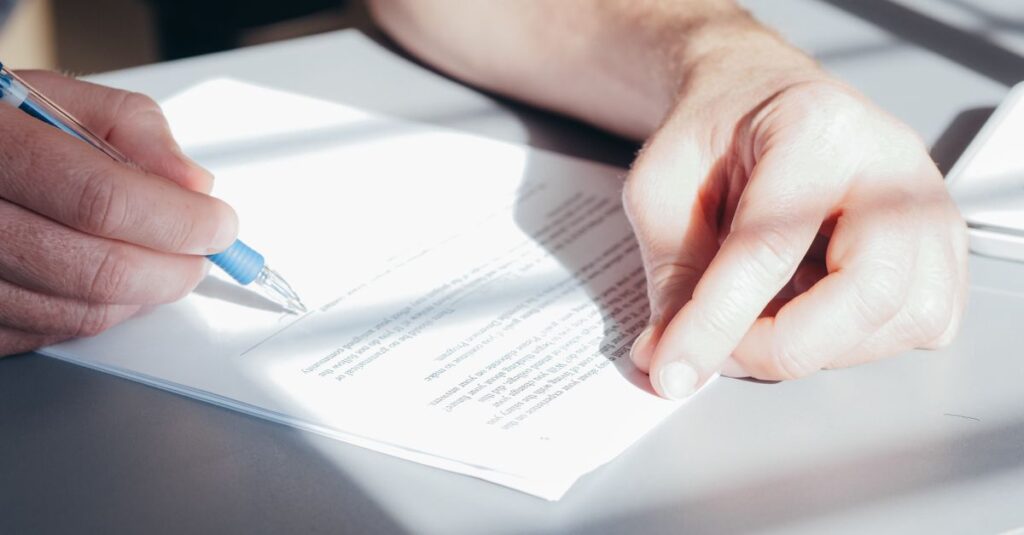Révision et signature de documents d'affaires
