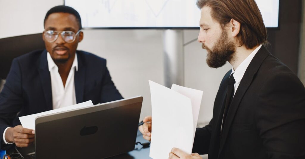 Gens d'affaires en réunion de travail