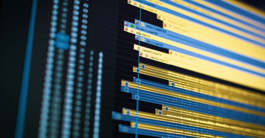 Studio de montage vidéo avec écrans