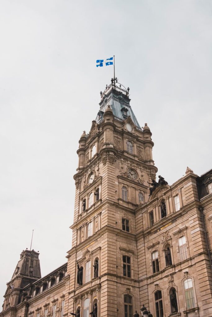 Hôtel du Parlement du Québec avec drapeau du Québec