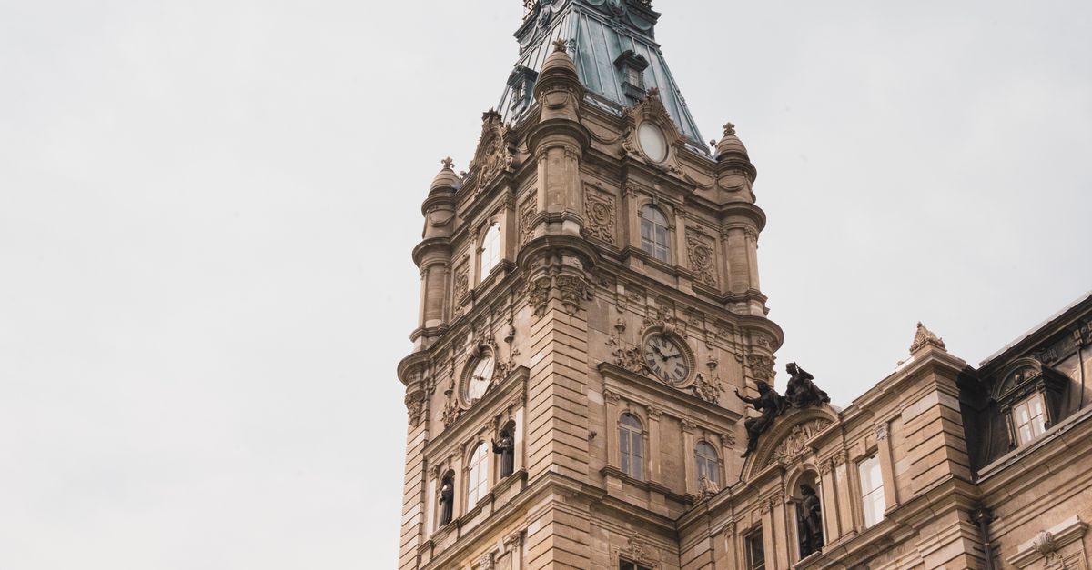 Hôtel du Parlement du Québec avec drapeau du Québec