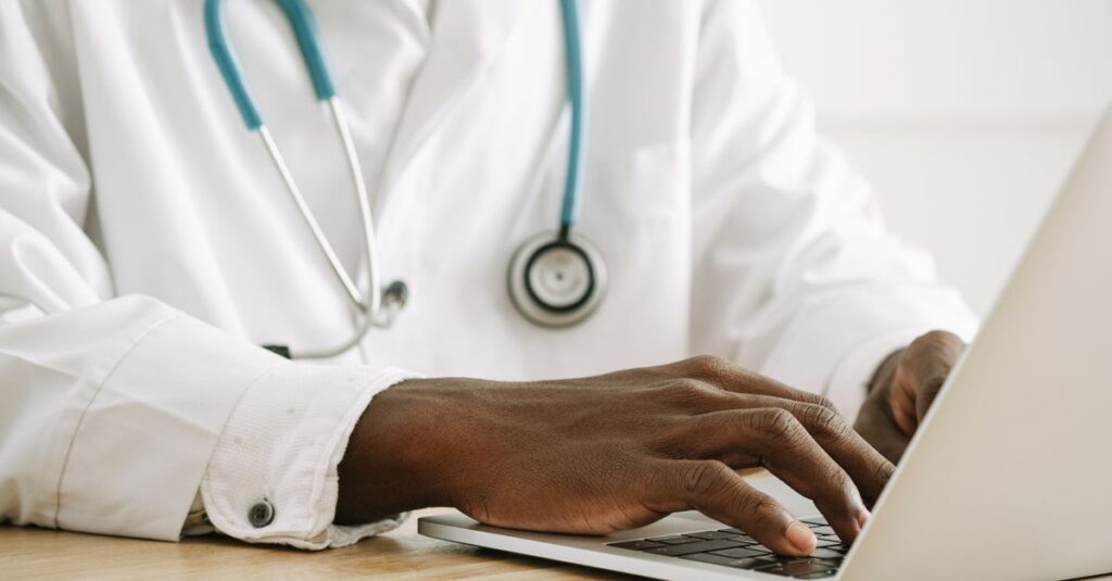 Médecin travaillant à l'ordinateur portable