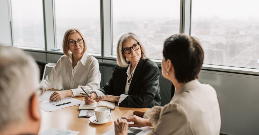Professionnels en réunion stratégique dans un bureau moderne