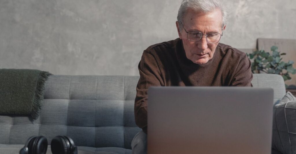 Citoyen utilisant un service en ligne à domicile