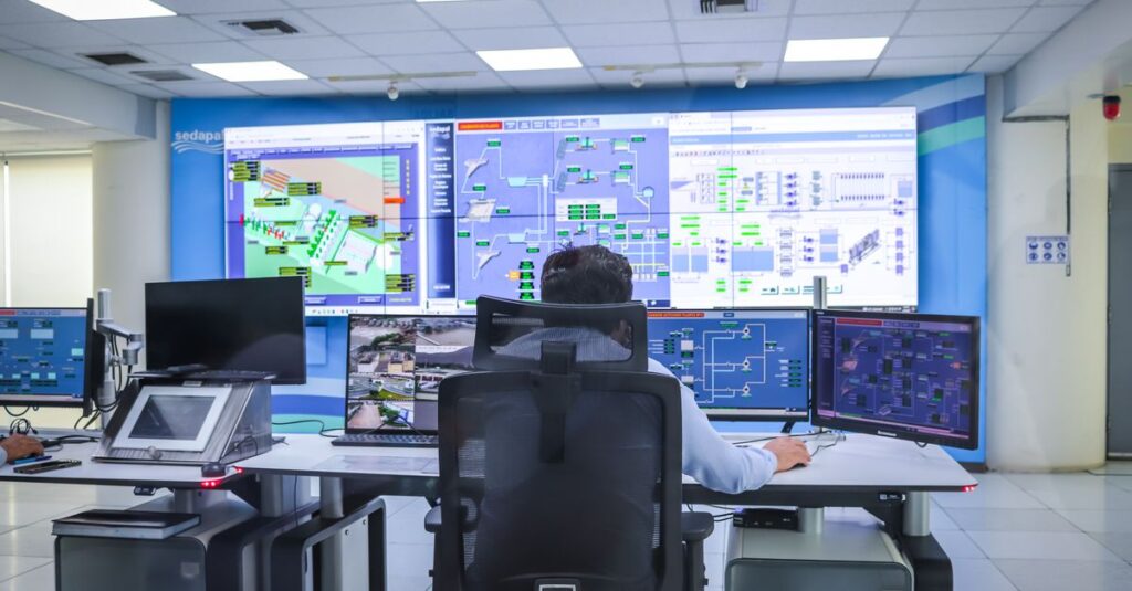 Centre d'exploitation réseau avec écrans