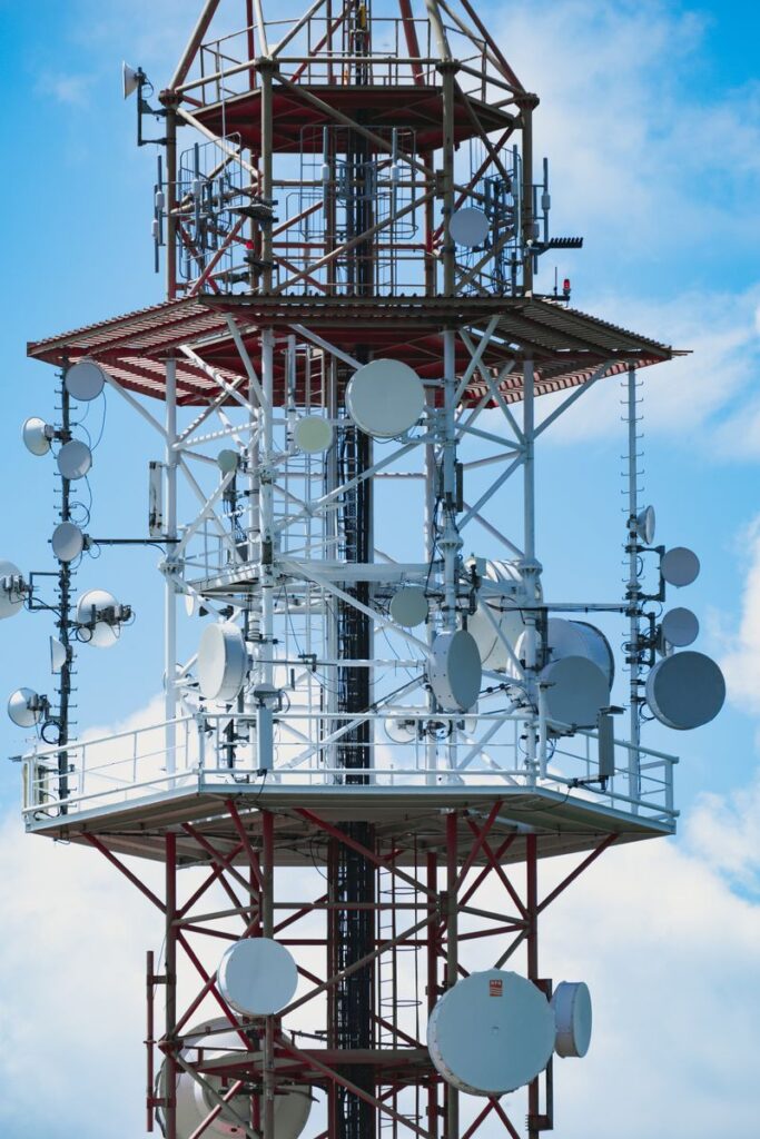 Tour de télécommunications avec antennes et paraboles