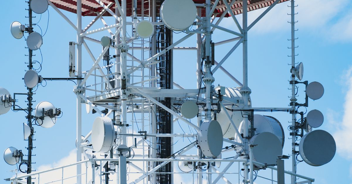 Tour de télécommunications avec antennes et paraboles